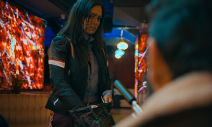 Nilam Farooq nei panni di Anika cade nelle mani della merce fatale, che difende fino alla morte.
