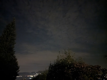 Der Nachthimmel sieht mit der Astrofotografie ganz romantisch aus. Fehlen nur noch Sternschnuppen.