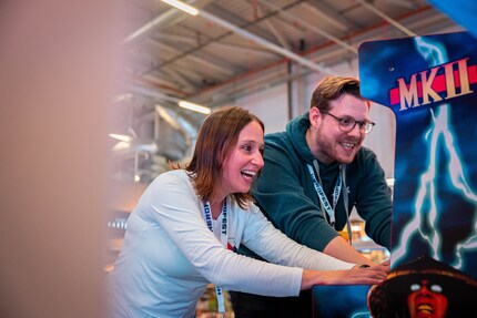 Die Digitec-Redaktion spielt sich am «Mortal Kombat»-Automaten schon mal warm.