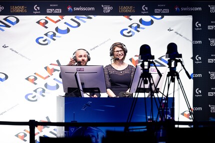 Das Moderationsduo in der Caster-Box.