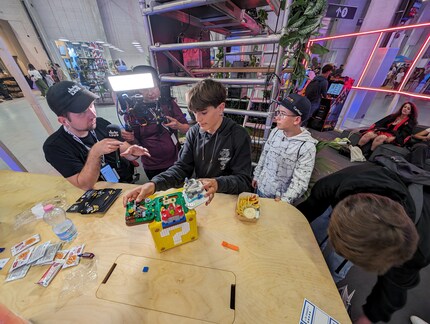 Die fleissigen Lego-Bastler wurden während ihrer Bauarbeiten von SkylineTVlive auf Twitch interviewt.