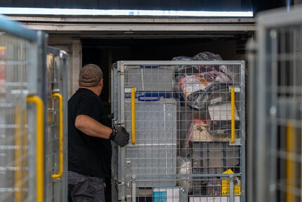 Le chauffeur de l’entreprise de transport charge les trolleys RX dans le camion.
