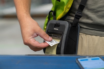 Quelques instants après avoir été scanné avec un smartphone, un code QR sort de la machine.