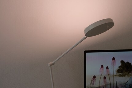 On a desk or chest of drawers, the « Sun@Home Office Light» has a sober look and lights up harmoniously.