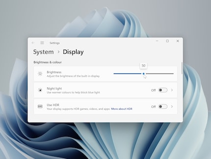 Der Helligkeitsregler von Windows zeigt nur den Wert von 0 bis 100 ohne Prozentzeichen. In Dokumentationen spricht Microsoft jedoch explizit von Prozentwerten.
