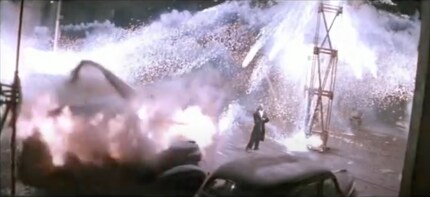Plein de spectacle, peu de sens : des sbires extraterrestres tentent de tuer McLeod juste avant sa mort naturelle. Au moins, beaucoup de choses volent en l'air.