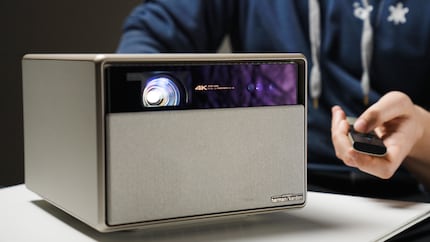 Der XGIMI Horizon Ultra 4K braucht nicht viel Platz – aber macht ein grossartiges Bild.