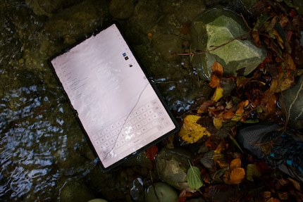 Même dans un ruisseau, la tablette reste étanche.