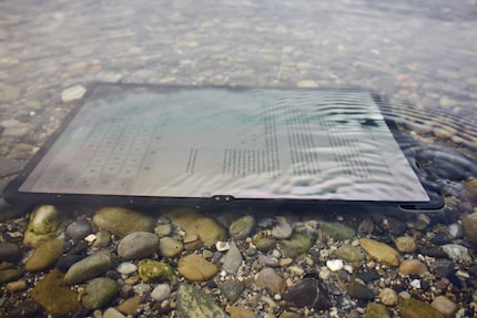 Le lavage ne semble pas avoir affecté la tablette. Même l'écran reste allumé.