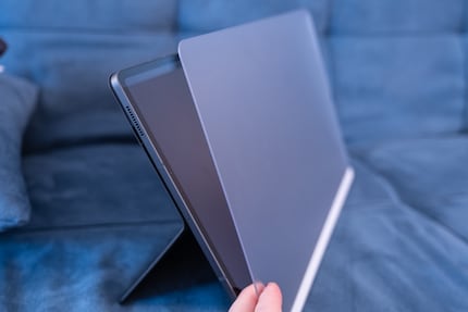 Le film épais et mat se fixe magnétiquement à la tablette.