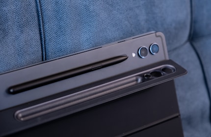 Le S-Pen se fixe magnétiquement à l'arrière de la tablette, ce qui est très pratique pour le recharger.