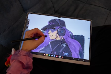Les applications tierces comme Infinite Painter fonctionnent aussi très bien avec le stylet et la tablette, j'en suis satisfait.
