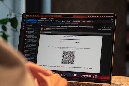 In this example, the scammer’s trying to put their victim under pressure. Their plan is to use the QR code to guide their target to a page where they’re asked to enter their login details.