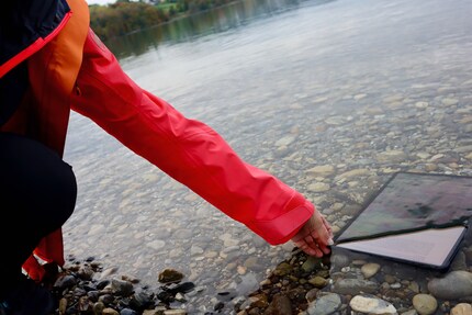 Il faut un peu de courage pour mettre la tablette dans l'eau.