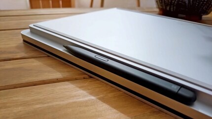 Si vous achetez un stylo en plus, vous pouvez le ranger et le recharger devant le pavé tactile, sur le bord inférieur.