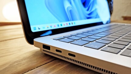 A gauche, il y a un USB-A et deux Thunderbolt 4.