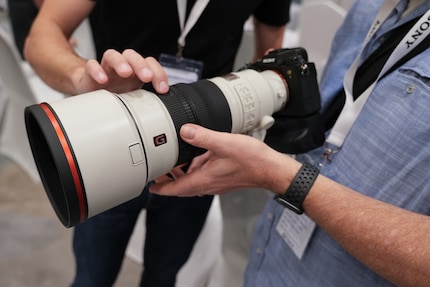 Une première prise en main confirme la promesse de Sony : Le 300 mm F2.8 permet de bien photographier à main levée - notamment parce que son centre de gravité est très proche de l'appareil photo.