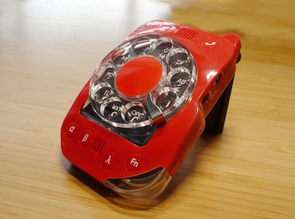 Le téléphone est disponible en cinq couleurs : noir, blanc, turquoise, beige et « Atomic Hotline Red ».