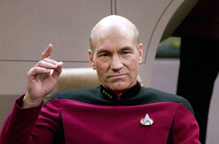 Patrick Stewart als Captain Jean-Luc Picard mit dem Sternenflotten Pin an der Brust.