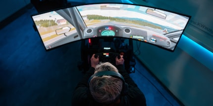 Der Curved-Monitor mit 2-facher UHD Auflösung lässt mich virtuell im Auto Platz nehmen…