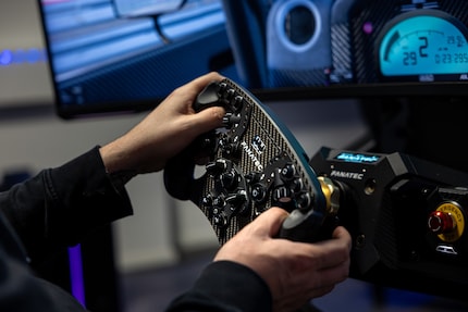 Sorry, wir vertreiben leider immer noch keine Fanatec-Produkte. Am Schluss des Artikels mache ich dir aber Vorschläge für Alternativen.