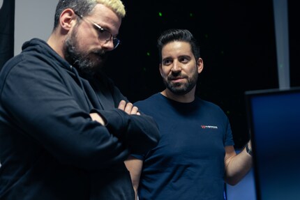 Luca Wirth (rechts) erklärt mir, wie er seine Sim-Rigs zusammenbaut.