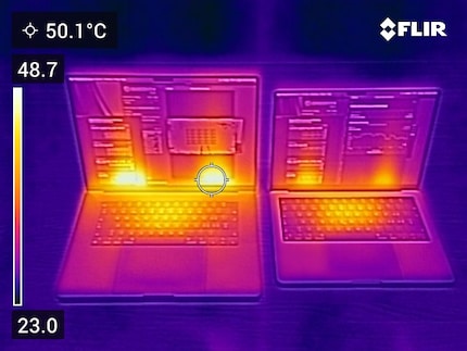 Lors du double stress de résistance CPU et GPU, l’image thermique mesure par endroits plus de 50 °C au niveau du boîtier du 16'' avec M3 Max. La M3 Pro chauffe moins, même dans le petit ordinateur portable au refroidissement moins efficace.