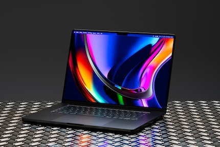 La M3 Max calcule très rapidement les filtres vidéo ou photo. Le MacBook Pro doté de la meilleure puce est plus puissant, mais aussi un peu plus cher.