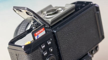Kartenfach auf der Unterseite: Mit der Stativplatte meines Manfrotto-Stativs klappt der Kartenwechsel gerade so knapp.