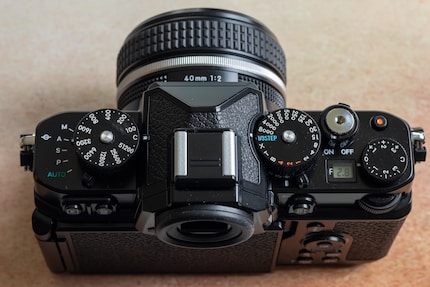 Der Retro-Look der Nikon Z f ist gelungen.