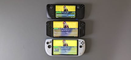 Legion Go ha il display più grande di tutti i palmari e non è esattamente compatto neanche sotto altri aspetti.