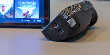 Sul lato inferiore è presente una leva per attivare la modalità FPS e quindi il sensore ottico.