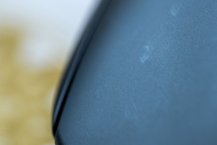I cleaned the mouse before taking pictures of it for this article. Shortly after, there are fingerprints on it again.