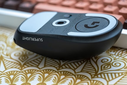 The dongle for the wireless connection can be stored under the round cover.