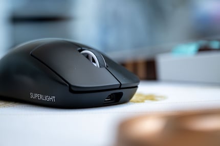 The Superlight 2 features hybrid switches.