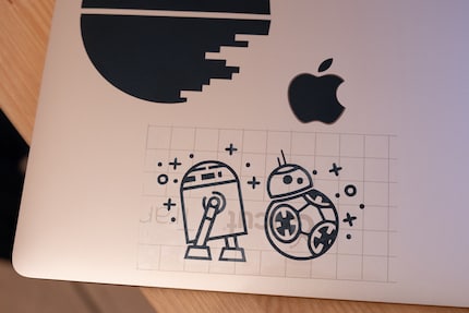 Ecco come appare il motivo con il nastro di trasferimento sul Macbook.