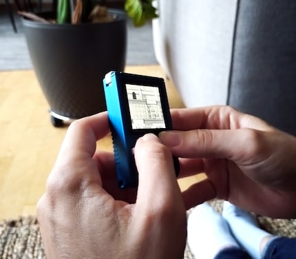 Mein erstes Mal mit dem RG Nano – da hatte es meine Frau mit ihren kleineren Händen einfacher. Dennoch treffe ich nach kurzer Zeit relativ oft die richtigen Knöpfe.