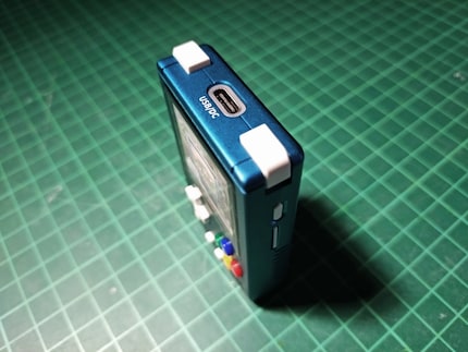 Spiele können per USB-C oder Kartenlesegerät übertragen werden. Die Speicherkarte lässt sich schnell und unkompliziert aus dem MicroSDXC Slot entfernen.