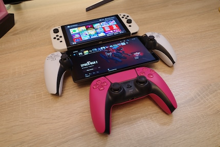 Die Playstation Portal im Vergleich mit einem Dualsense-Controller und der Switch.