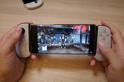 Das Backbone One fühlt sich im Vergleich zur Playstation Portal wie ein billiges Kinderspielzeug an.