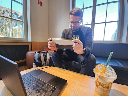Mit einem 5G-Hotspot klappt das Streaming im Café einigermassen.