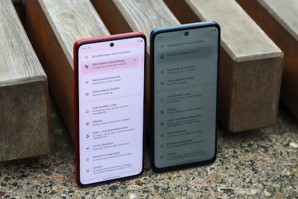 Le Moto G54 (à droite) rend la tâche plus difficile aux voisins curieux.