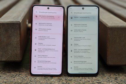 Le Moto G84 (à gauche) possède un écran plus lumineux. La coloration est due au fait que Motorola adapte la couleur des menus à la coque.