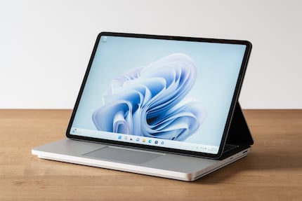 I like the design of the Surface Laptop Studio 2. The clever folding mechanism allows it to be converted into a tablet. In this configuration, the display docks magnetically over the touchpad.