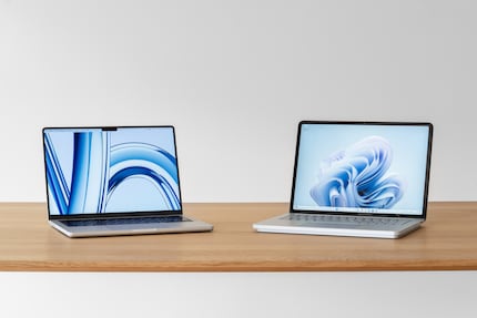 The display of the MacBook is clearly superior to that of the Surface. But in contrast to Microsoft, Apple doesn’t install FaceID sensors.