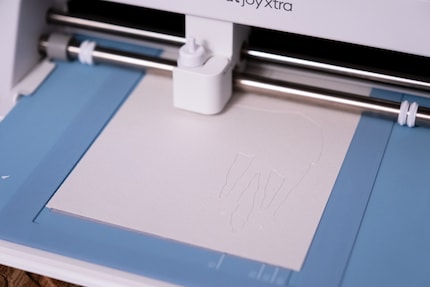 Il biglietto di Natale AT-AT nella Cricut con il tappetino da taglio.
