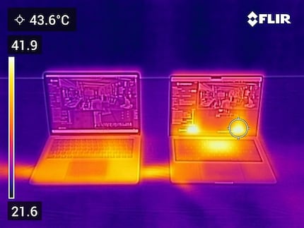 The casing of the MacBook Pro (right) also gets warm under full load. In contrast to the Surface, the hotspots tend to be at the back.