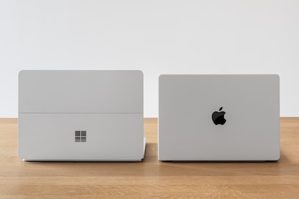 Depending on the application, the Microsoft laptop keeps up in terms of performance – but converts much more power into waste heat. Away from a power cable, the MacBook is in a different league.