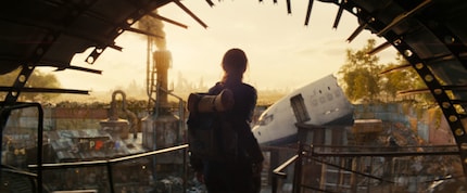 Lucy entre dans un lotissement de Los Angeles post-apocalyptique. Celle-ci serait bricolée à partir de morceaux de ferraille éparpillés un peu partout. Rien à voir avec la volière high-tech de Lucy.