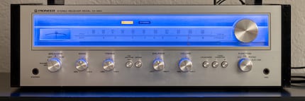 Die UKW-Anzeige ist bald Makulatur, aber schön sieht der Receiver auch dann noch aus.